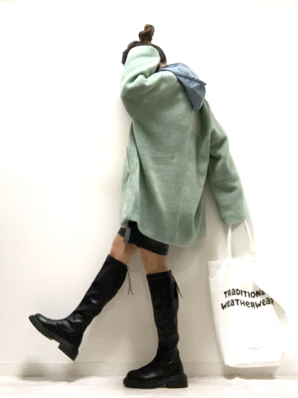 「LVEU.、シャギーコート、コート、オーバーサイズ、Traditional Weatherwear、トラディショナルウェザーウエア、TWW、asknowasplus、ロングブーツ、トートバッグ、PR、冬コーデ、大人カジュアル、メンズライク、きれいめカジュアル」｜「LVEU.の【ZOZOTOWN限定】シャギーミディコート / Shaggy midi coat（チェスターコート、グリーン系）」を使った、norimamiさん（レディース・160cm）の秋コーディネートの2枚目の写真
