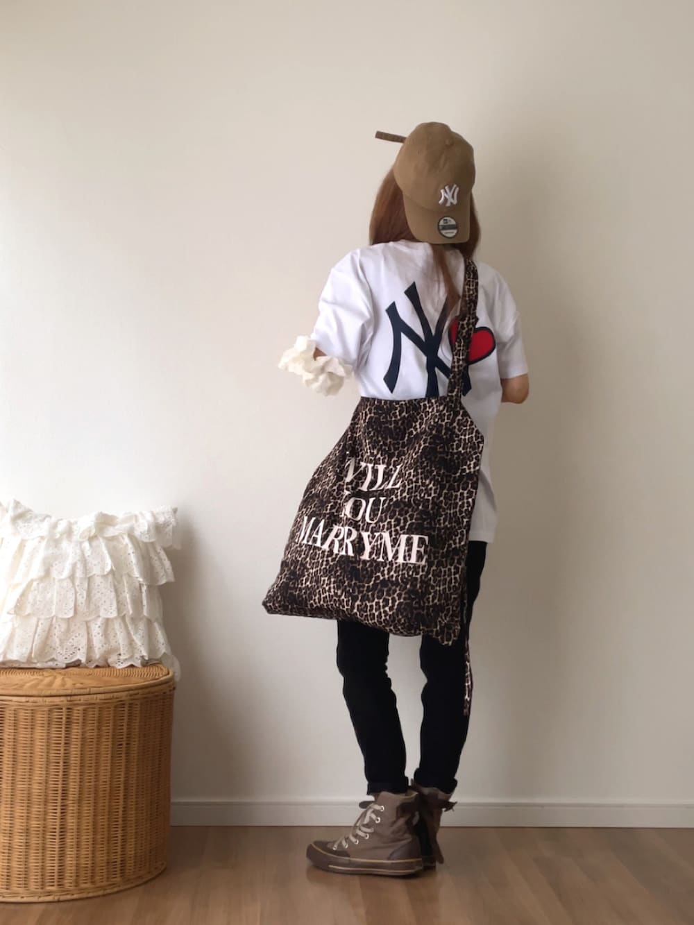 ホワイト系のTシャツ/カットソー、ベージュ系のキャップ、その他のラッピングキットを着用したレディースの夏コーディネートの2枚目の写真