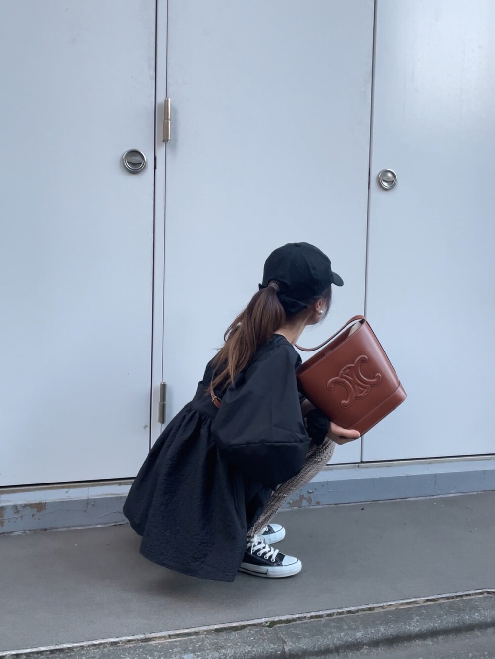 「marryme、apretro、ZARA、converse、キャミソール、プルオーバー、秋服まるっと大公開、秋コーデ、休日スタイル、PR、カジュアルコーデ、ゆるコーデ、オトナ女子、セリーヌ、パンツスタイル」｜「ap retroのボリュームスリーブデザインプルオーバー（シャツ/ブラウス、ブラック系）」を使った、norimamiさん（レディース・160cm）の秋コーディネートの5枚目の写真