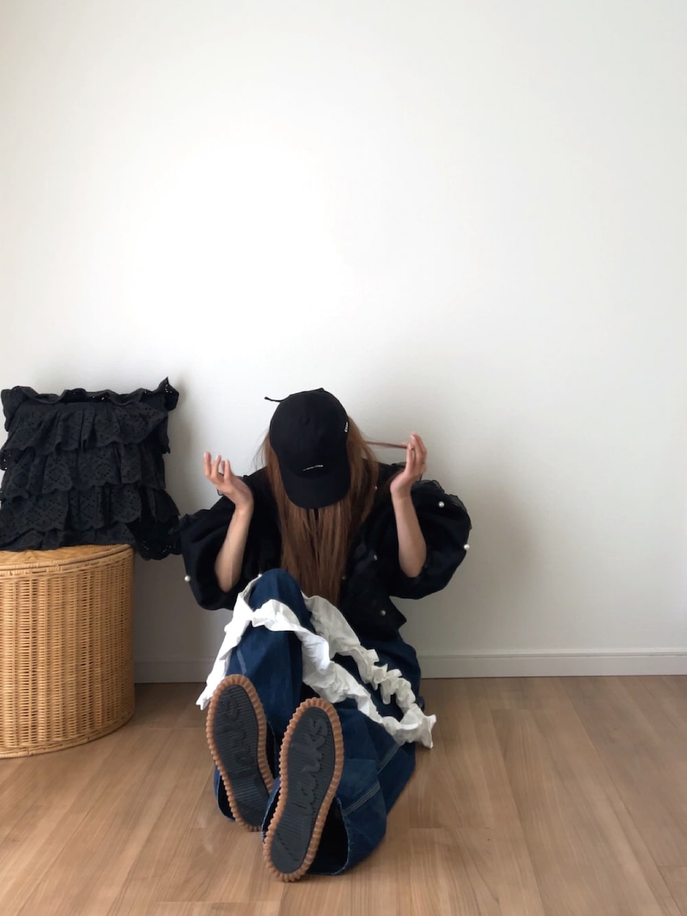 ブラック系のキャップ、その他のラッピングキットを着用したレディースの夏コーディネートの3枚目の写真