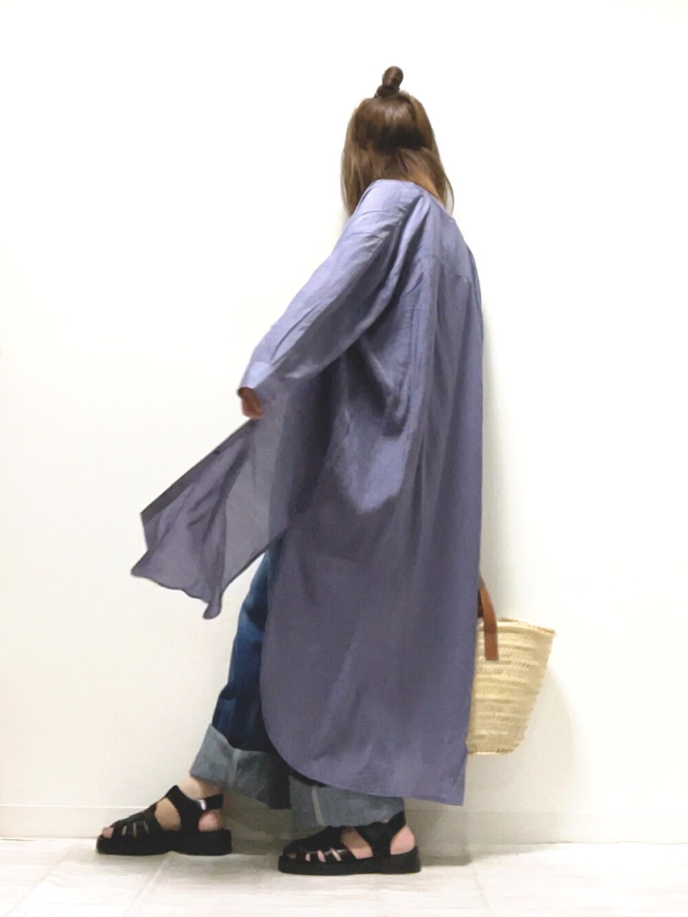 「ITEMS URBANRESEARCH、アイテムズアーバンリサーチ、URBAN RESEARCH、asknowasplus、LOEWE、シャツワンピ、ワンピース、オーバーオール、ゆるコーデ、ママコーデ、PR、大人カジュアル、メンズライク、グルカサンダル、かごバッグ」|「ITEMS URBANRESEARCHのノーカラーロングシャツワンピース(シャツワンピース、パープル系)」を使った、norimamiさん(レディース・160cm)の春コーディネートの3枚目の写真