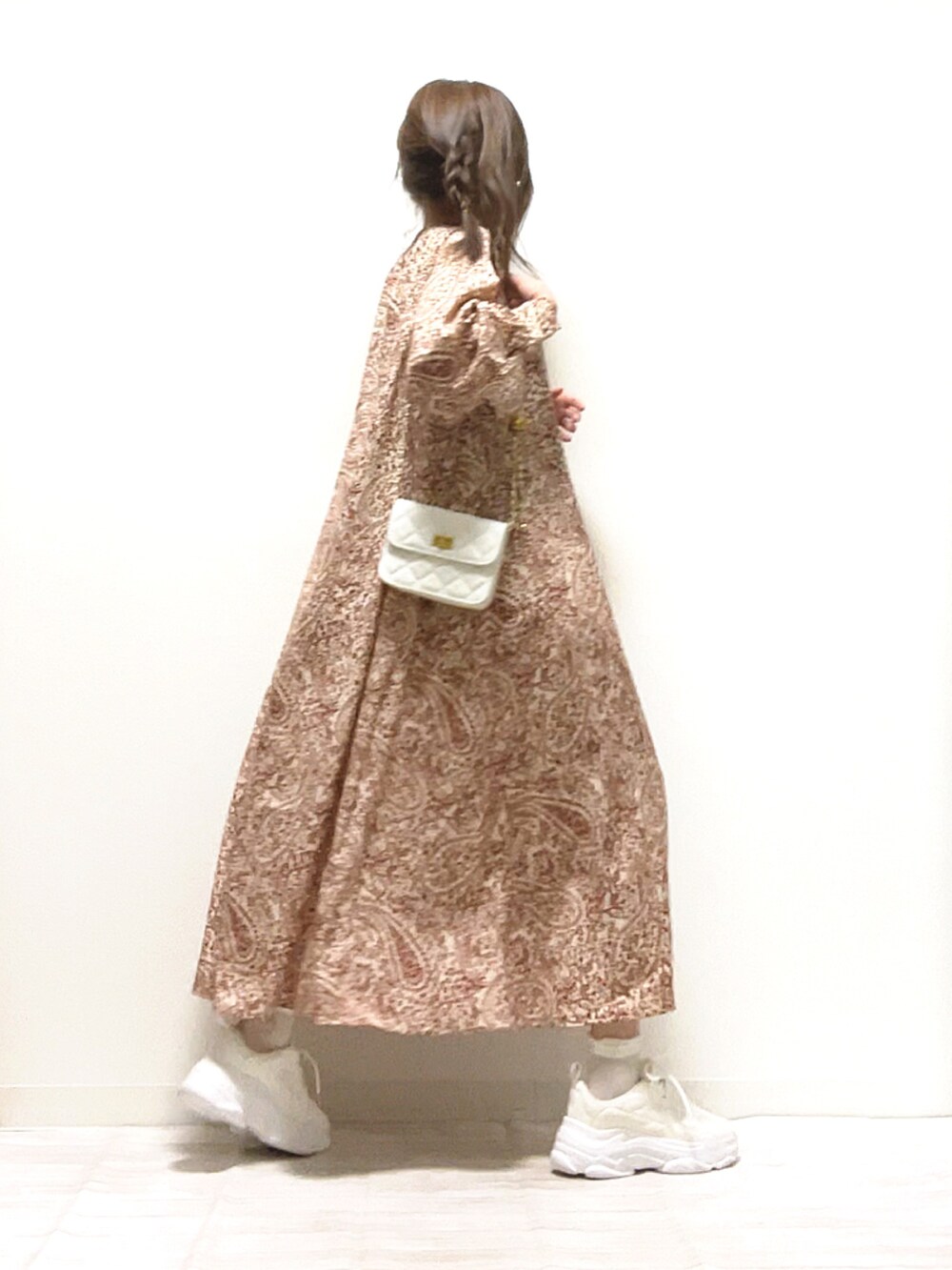 「ITEMS URBANRESEARCH、アイテムズアーバンリサーチ、URBAN RESEARCH、アーバンリサーチ、ワンピース、ペイズリー、春コーデ、シンプルコーデ、ミニバッグ、大人カジュアル、ベージュ、ゆるコーデ、ママコーデ、PR」｜「ITEMS URBANRESEARCHのペイズリーラグランワンピース（ワンピース、ベージュ系）」を使った、norimamiさん（レディース・160cm）の春コーディネートの2枚目の写真