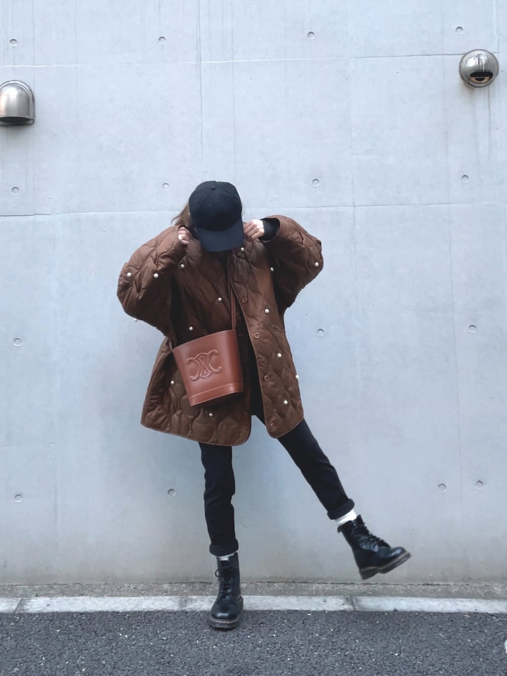 「GU、ファッションを楽しもう、instagram、PR、大人カジュアル、オーバーサイズ、キャメル、クリスマスに着たい服、冬コーデ、ゆるコーデ、キルティング、休日スタイル、新作、キルティングジャケット、ブラウン」｜「GUのスキニージーンズ（パンツ、ブラック系）」を使った、norimamiさん（レディース・160cm）の秋コーディネートの5枚目の写真