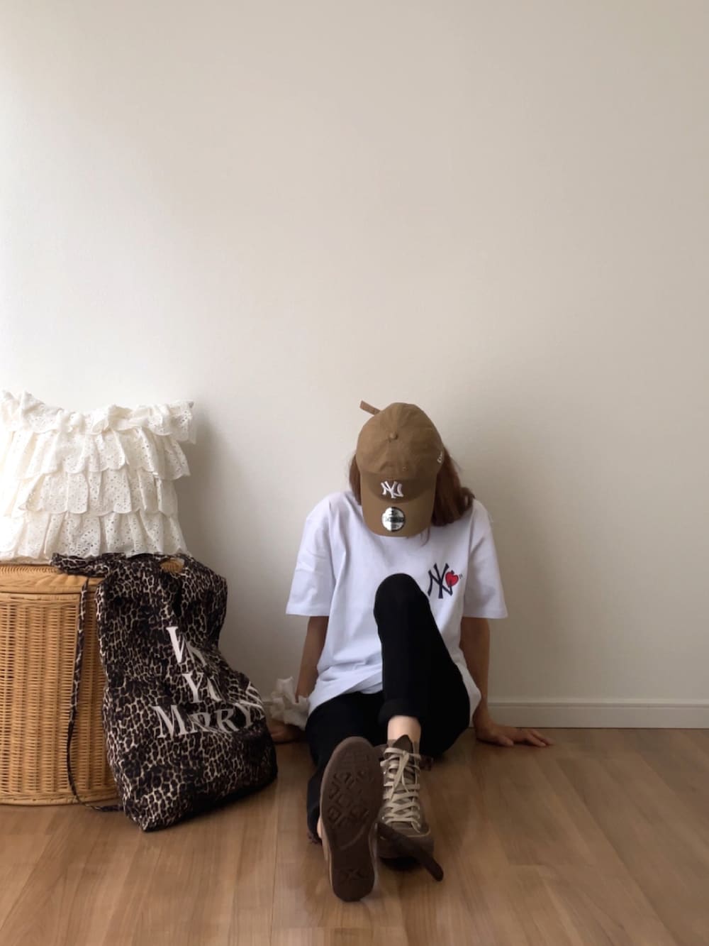 ホワイト系のTシャツ/カットソー、ベージュ系のキャップ、その他のラッピングキットを着用したレディースの夏コーディネートの3枚目の写真