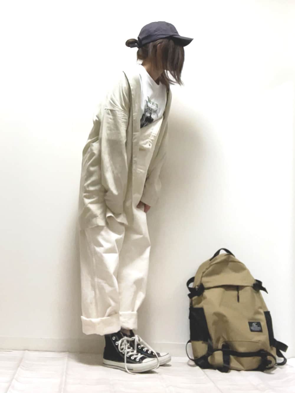 「SOMETHING、fredyandgloster、フレディアンドグロスター、URBANRESEARCHDOORS、FORK&SPOON WOMEN、オーバーオール、ガウン、Tシャツ、ごきげんウィーク、カジュアルコーデ、PR、ハイカットスニーカー、シンプルコーデ、ママコーデ、ゆるコーデ」|「GLOSTERの【人気NO.1ヒットシリーズ】DOG&CAT 犬猫オーバーサイズTシャツ(Tシャツ/カットソー、ホワイト系)」を使った、norimamiさん(レディース・160cm)の春コーディネートの3枚目の写真