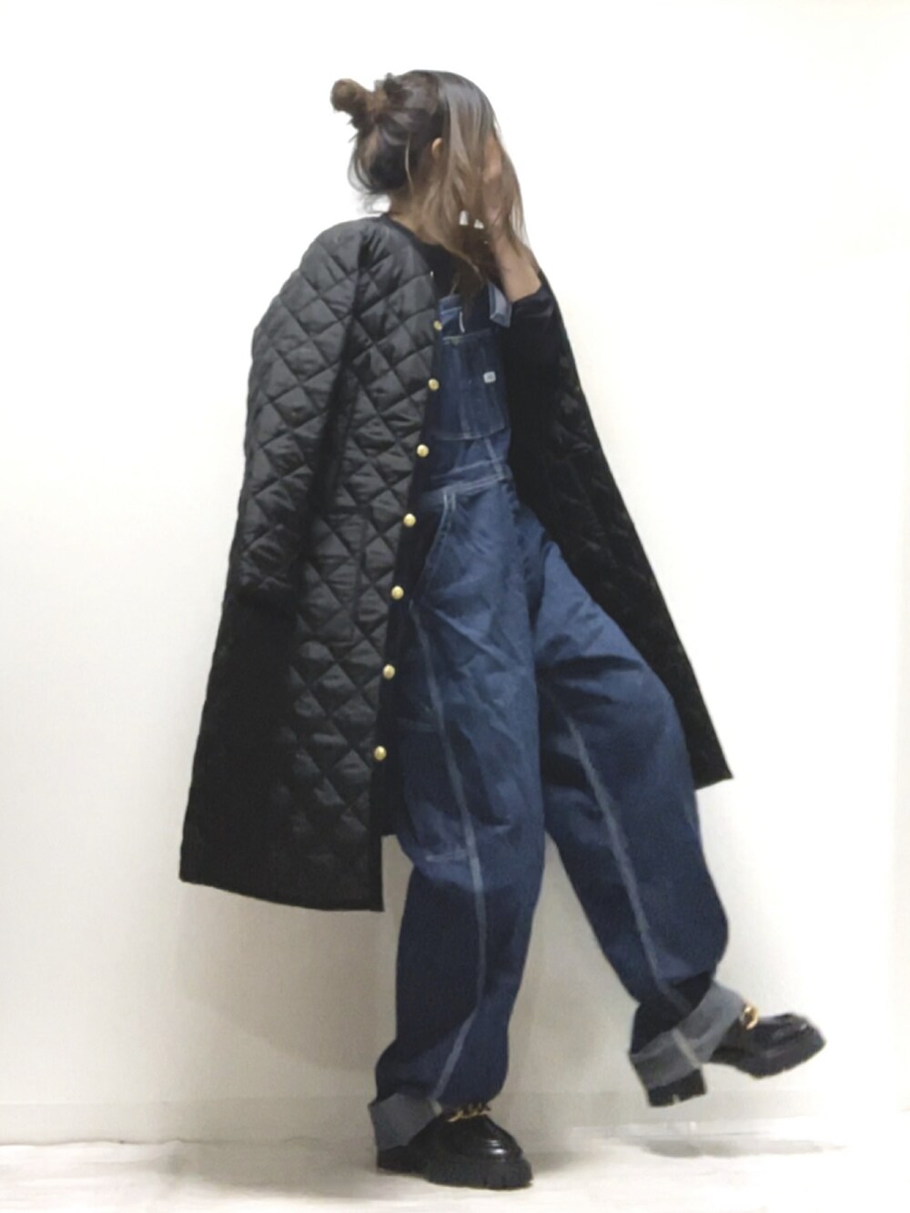 「Traditional Weatherwear、LEE、トラディショナルウェザーウエア、TWW、キルティング、ZARA、キルティングコート、サロペット、オーバーオール、ゆるコーデ、メンズライク、PR、大人カジュアル、休日スタイル」｜「Traditional WeatherwearのARKLEY LONG（その他アウター、ブラック系）」を使った、norimamiさん（レディース・160cm）の冬コーディネートの2枚目の写真