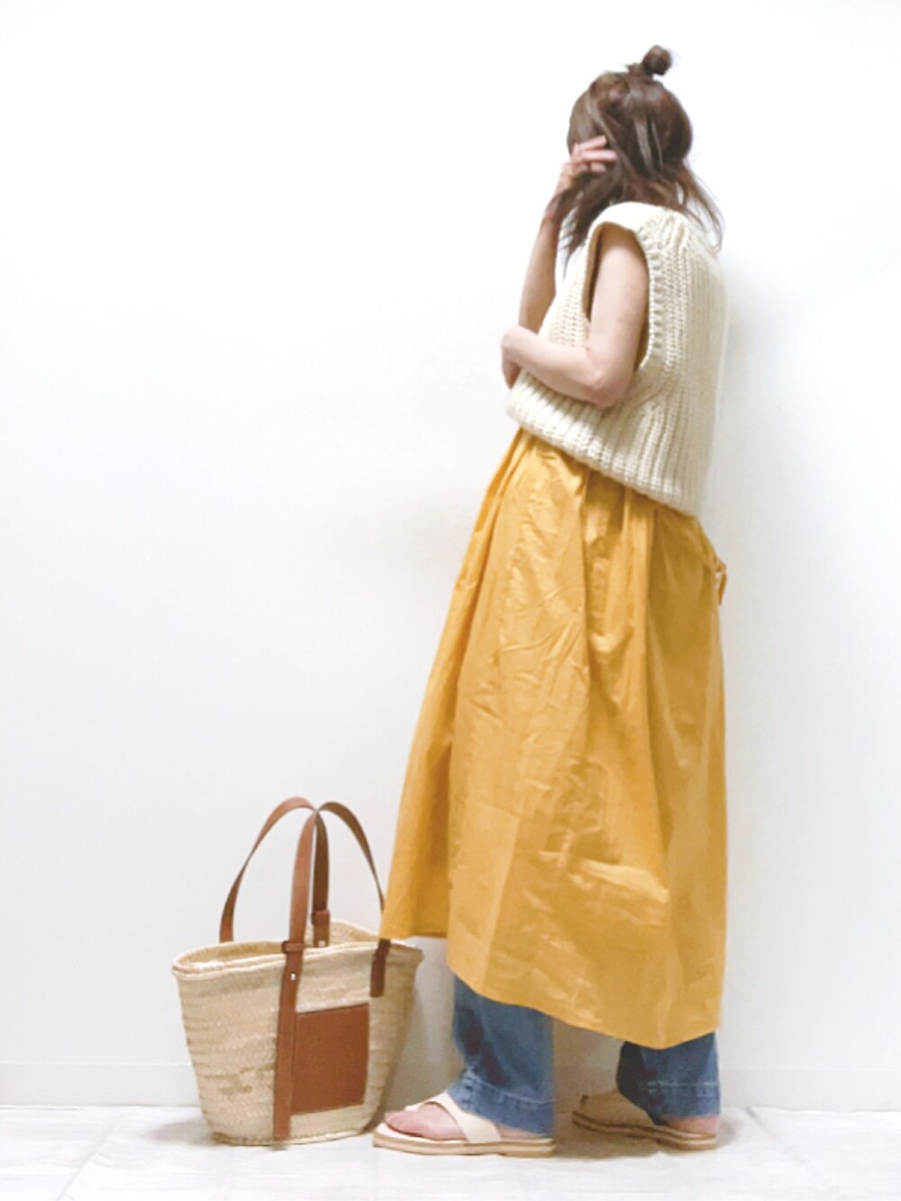 「ITEMS URBANRESEARCH、marryme、LOEWE、夏ワンピ、アーバンリサーチ、夏コーデ、ビタミンカラー、レイヤードスタイル、ママコーデ、ニットベスト、かごバッグ、PR、ゆるコーデ、オトナカジュアル、オトナ女子」｜「ITEMS URBANRESEARCHのギャザーワンピース（ワンピース、イエロー系）」を使った、norimamiさん（レディース・160cm）の春コーディネートの4枚目の写真