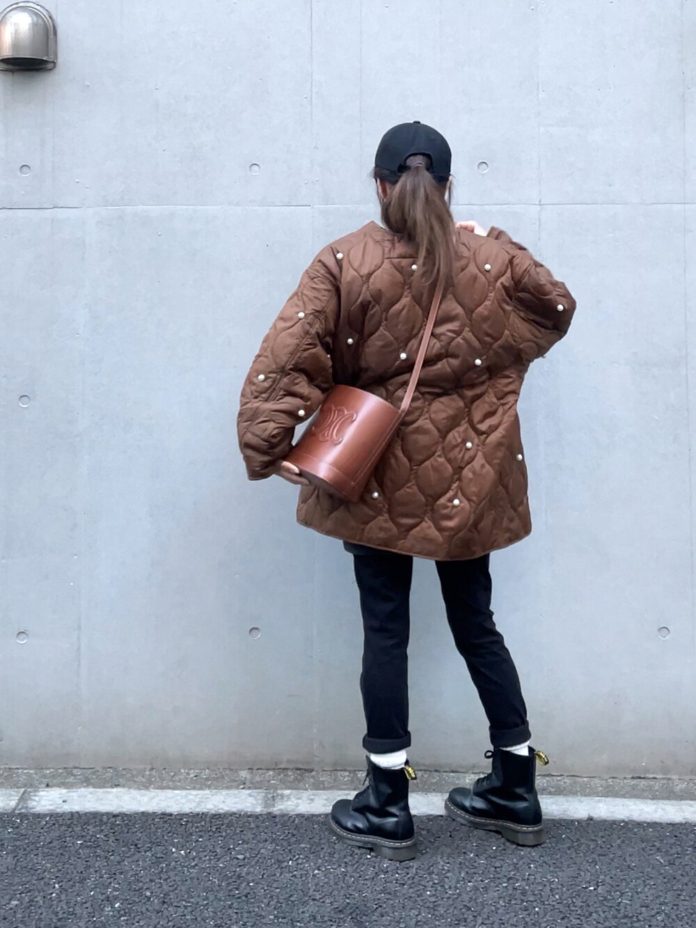 「GU、ファッションを楽しもう、instagram、PR、大人カジュアル、オーバーサイズ、キャメル、クリスマスに着たい服、冬コーデ、ゆるコーデ、キルティング、休日スタイル、新作、キルティングジャケット、ブラウン」｜「GUのスキニージーンズ（パンツ、ブラック系）」を使った、norimamiさん（レディース・160cm）の秋コーディネートの3枚目の写真