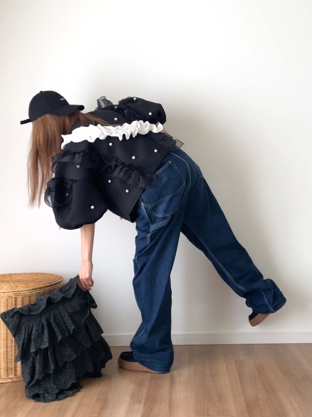 ブラック系のキャップ、その他のラッピングキットを着用したレディースの夏コーディネートの2枚目の写真