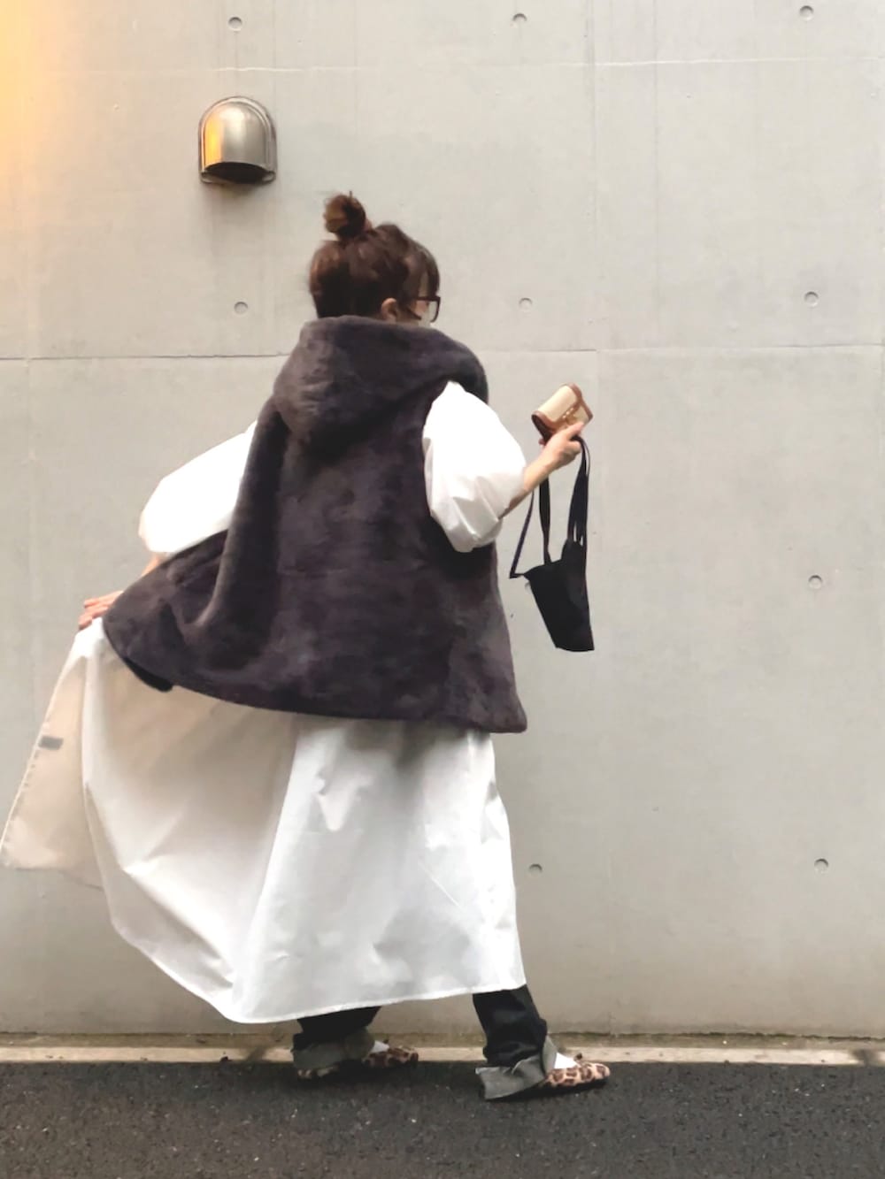 グレー系のジャケット/アウター、ブラック系のショルダーバッグ、ホワイト系のワンピースを着用したレディースの秋コーディネートの2枚目の写真