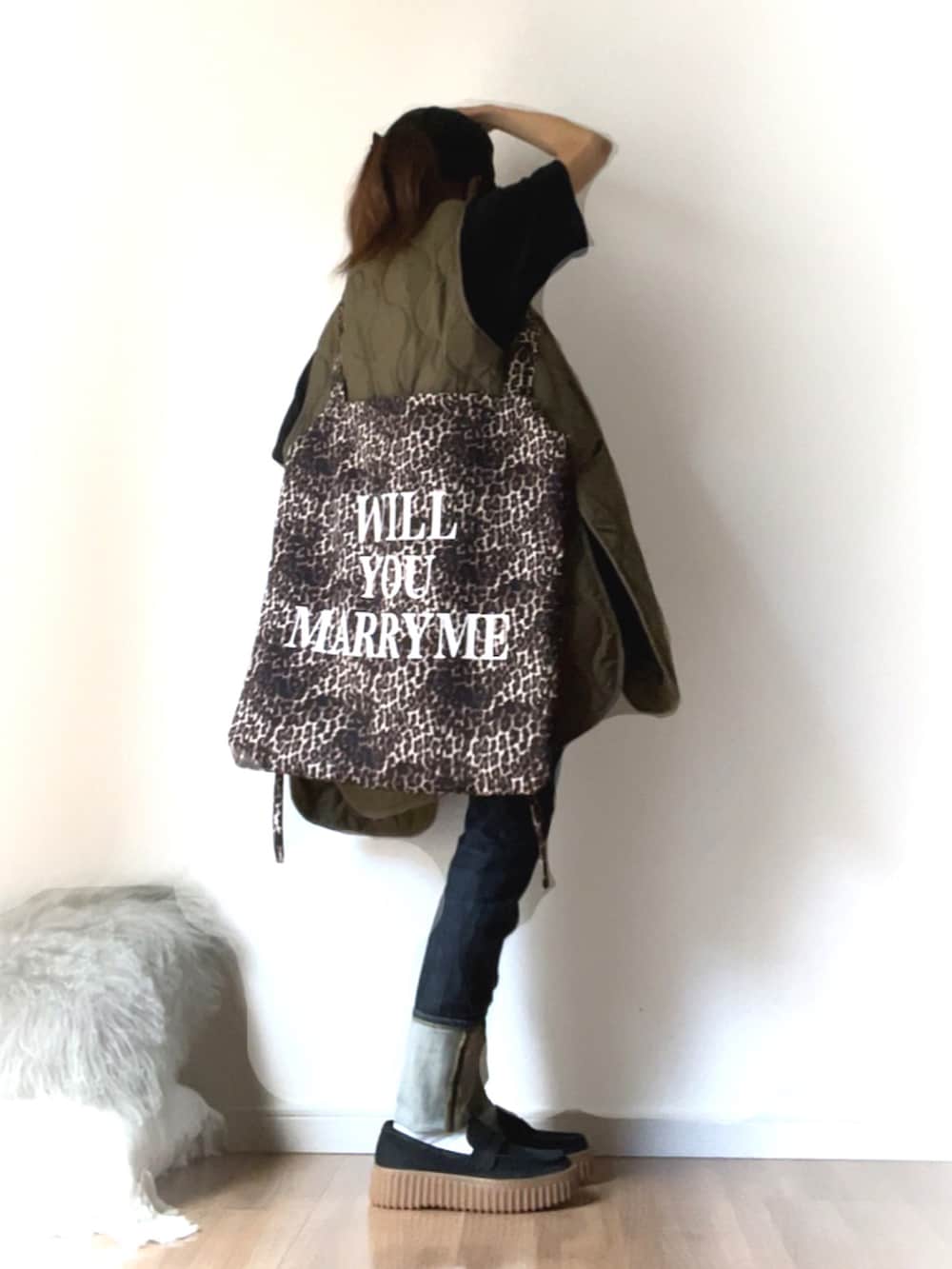 「marryme、clarks、クラークス、ローファー、Tシャツ、ロゴT、古着MIX、休日スタイル、PR、デニムパンツ、秋コーデ、キルティング、ビッグシルエット、アニマル柄、babylike」｜「MARRY MEの@marryme_officialから発売中🛒big shop bag🐆（トートバッグ、ブラウン系）」を使った、norimamiさん（レディース・160cm）の秋コーディネートの2枚目の写真