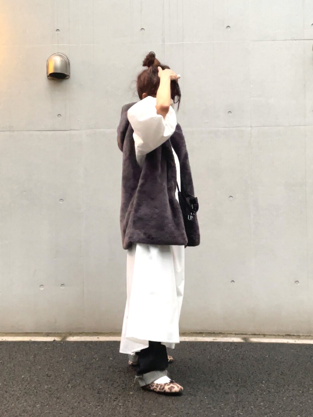 グレー系のジャケット/アウター、ブラック系のショルダーバッグ、ホワイト系のワンピースを着用したレディースの秋コーディネートの4枚目の写真