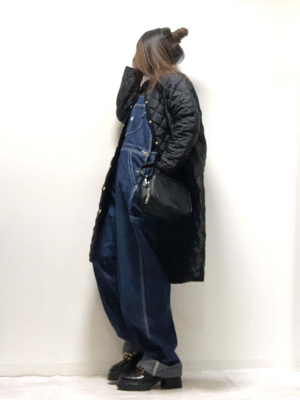 「Traditional Weatherwear、LEE、トラディショナルウェザーウエア、TWW、キルティング、ZARA、キルティングコート、サロペット、オーバーオール、ゆるコーデ、メンズライク、PR、大人カジュアル、休日スタイル」｜「Traditional WeatherwearのARKLEY LONG（その他アウター、ブラック系）」を使った、norimamiさん（レディース・160cm）の冬コーディネートの3枚目の写真