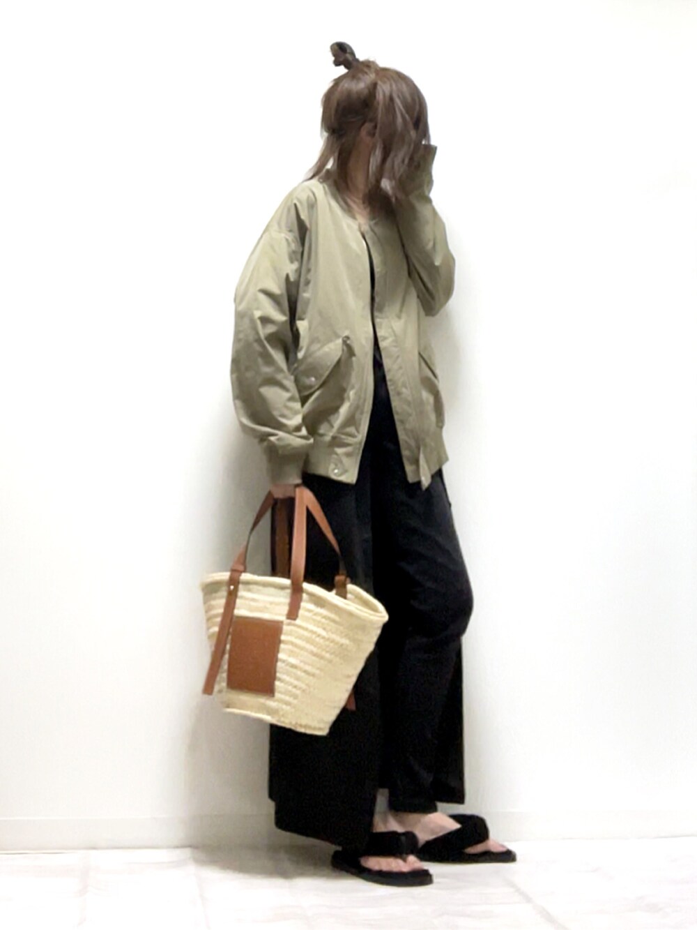 「fredyandgloster、フレディアンドグロスター、apretro、LOEWE、MA-1、ジャンスカ、大人カジュアル、レイヤードスタイル、ママコーデ、PR、モード、メンズライク、きれいめカジュアル、ビッグシルエット、ゆるコーデ」｜「fredy repitの【WEB限定】MA1　ビッグシルエット ブルゾン（MA-1、グリーン系）」を使った、norimamiさん（レディース・160cm）の春コーディネートの2枚目の写真