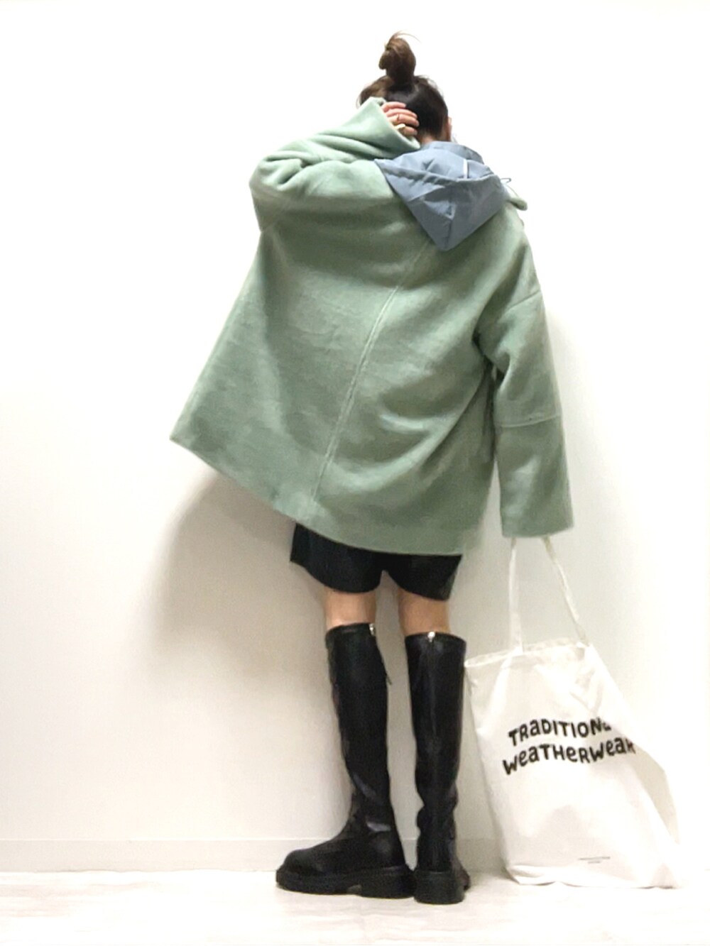 「LVEU.、シャギーコート、コート、オーバーサイズ、Traditional Weatherwear、トラディショナルウェザーウエア、TWW、asknowasplus、ロングブーツ、トートバッグ、PR、冬コーデ、大人カジュアル、メンズライク、きれいめカジュアル」｜「LVEU.の【ZOZOTOWN限定】シャギーミディコート / Shaggy midi coat（チェスターコート、グリーン系）」を使った、norimamiさん（レディース・160cm）の秋コーディネートの3枚目の写真