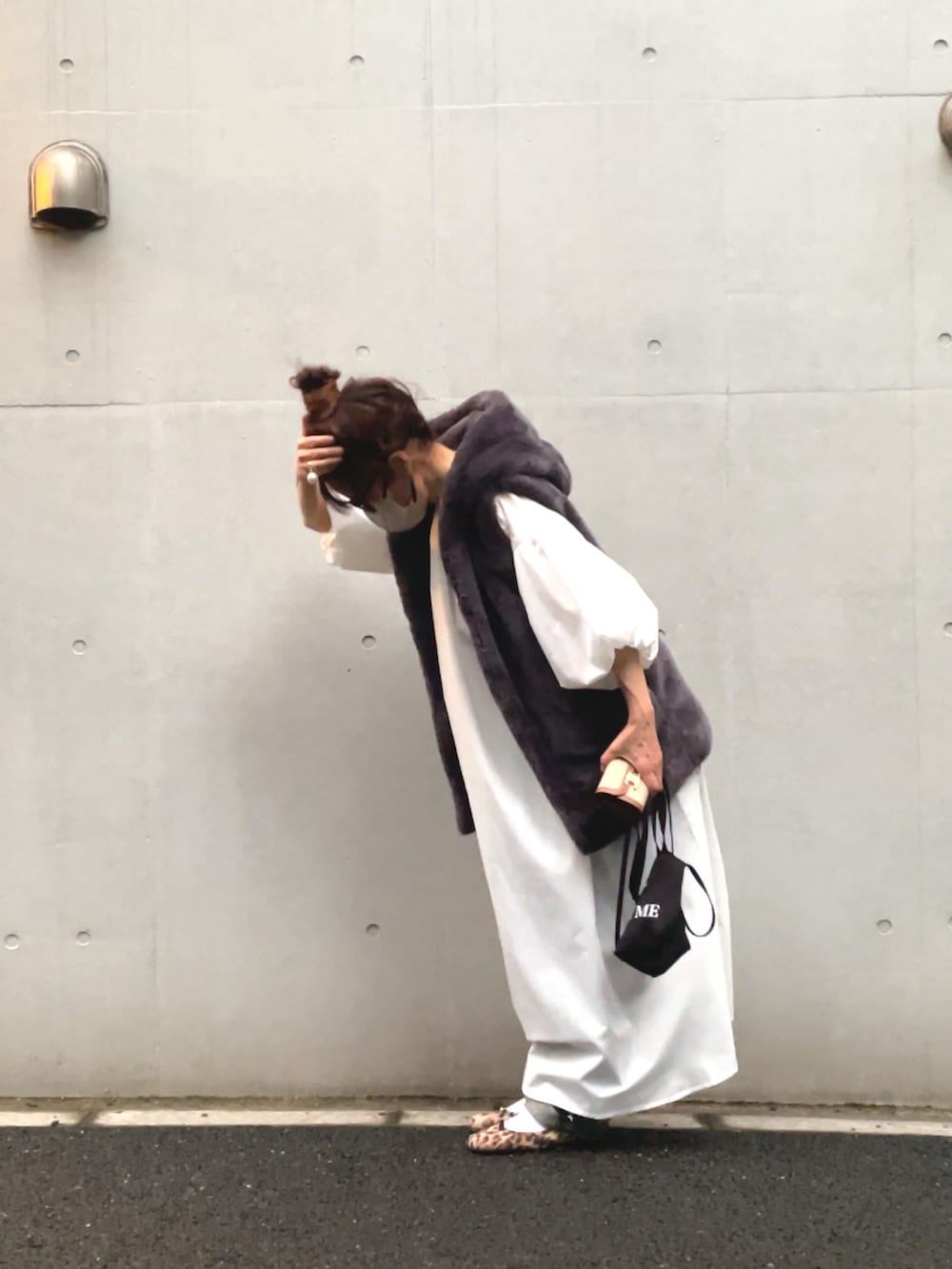 グレー系のジャケット/アウター、ブラック系のショルダーバッグ、ホワイト系のワンピースを着用したレディースの秋コーディネートの5枚目の写真