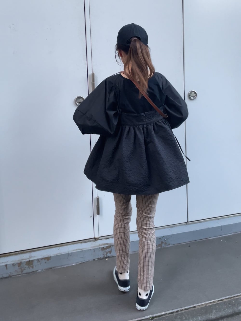 「marryme、apretro、ZARA、converse、キャミソール、プルオーバー、秋服まるっと大公開、秋コーデ、休日スタイル、PR、カジュアルコーデ、ゆるコーデ、オトナ女子、セリーヌ、パンツスタイル」｜「ap retroのボリュームスリーブデザインプルオーバー（シャツ/ブラウス、ブラック系）」を使った、norimamiさん（レディース・160cm）の秋コーディネートの4枚目の写真