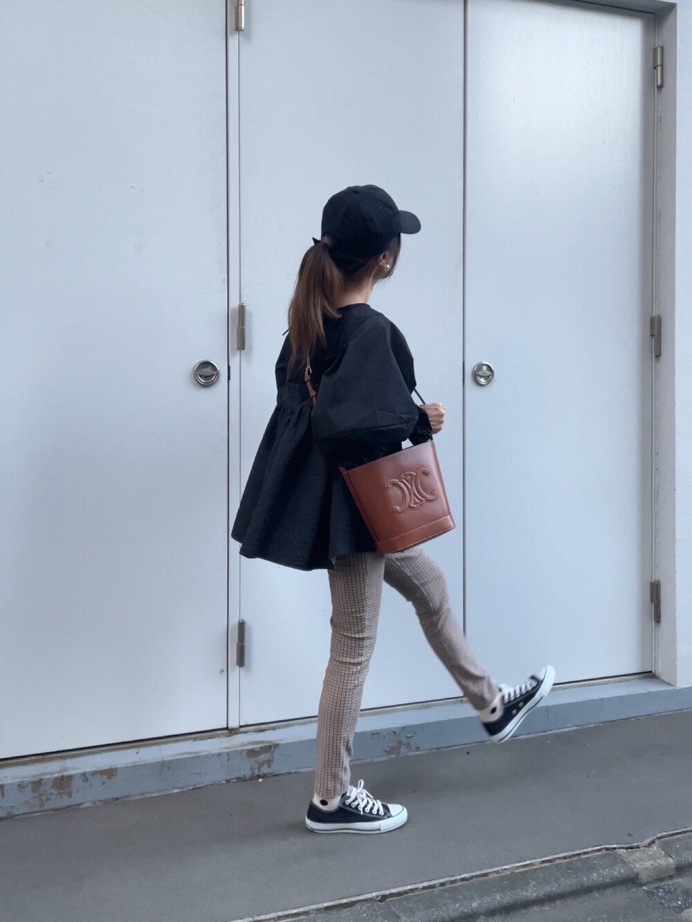「marryme、apretro、ZARA、converse、キャミソール、プルオーバー、秋服まるっと大公開、秋コーデ、休日スタイル、PR、カジュアルコーデ、ゆるコーデ、オトナ女子、セリーヌ、パンツスタイル」｜「ap retroのボリュームスリーブデザインプルオーバー（シャツ/ブラウス、ブラック系）」を使った、norimamiさん（レディース・160cm）の秋コーディネートの2枚目の写真