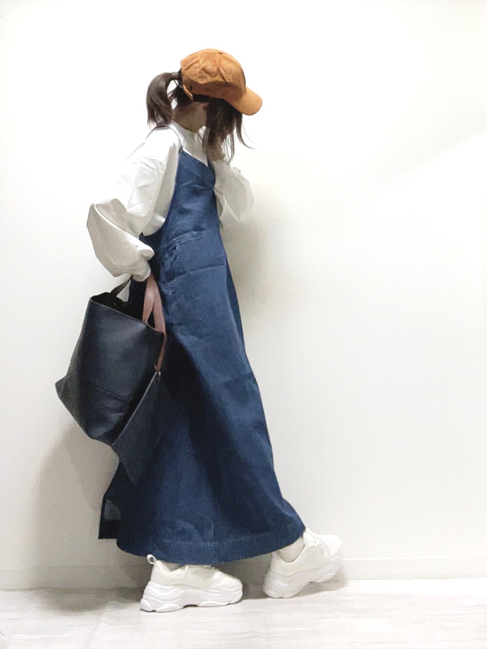 「カットソー、トートバッグ、ショルダーバッグ、キャップ、サロペット、秋のコーデ、LEE、スニーカーコーデ、シンプルコーデ、ママコーデ、ゆるコーデ、オトナカジュアル、PR、Fabby fabby、deuxamour」｜「Leeの【トップス＆ボトムセット】バルーントップス＆サロペットスカート（セットアップ、ブルー系）」を使った、norimamiさん（レディース・160cm）の秋コーディネートの2枚目の写真