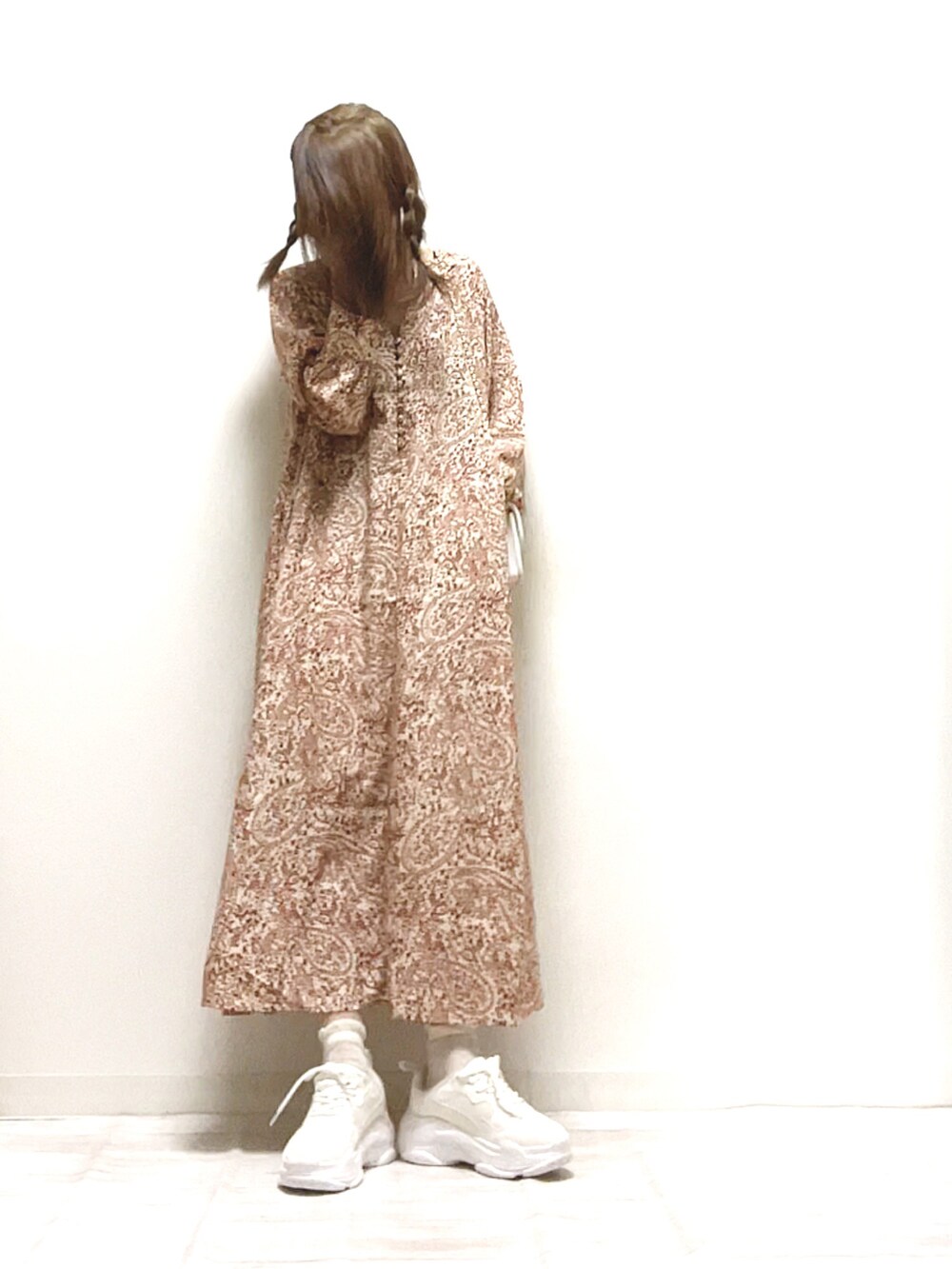 「ITEMS URBANRESEARCH、アイテムズアーバンリサーチ、URBAN RESEARCH、アーバンリサーチ、ワンピース、ペイズリー、春コーデ、シンプルコーデ、ミニバッグ、大人カジュアル、ベージュ、ゆるコーデ、ママコーデ、PR」｜「ITEMS URBANRESEARCHのペイズリーラグランワンピース（ワンピース、ベージュ系）」を使った、norimamiさん（レディース・160cm）の春コーディネートの3枚目の写真