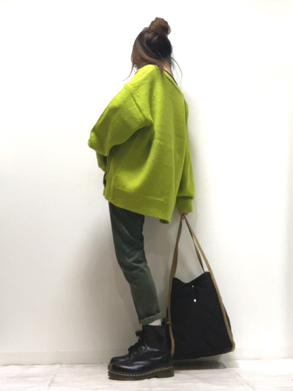 「apretro、Crisp、Dr.Martens、GU、カーディガン、モヘアカーディガン、ゆるコーデ、グリーン、プチプラ、PR、秋冬コーデ、トートバッグ、キルティング、大人カジュアル、オーバーサイズ」｜「ap retroの2022/AW 起毛モヘアタッチルーズオーバーカーディガン（カーディガン/ボレロ、グリーン系）」を使った、norimamiさん（レディース・160cm）の秋コーディネートの4枚目の写真