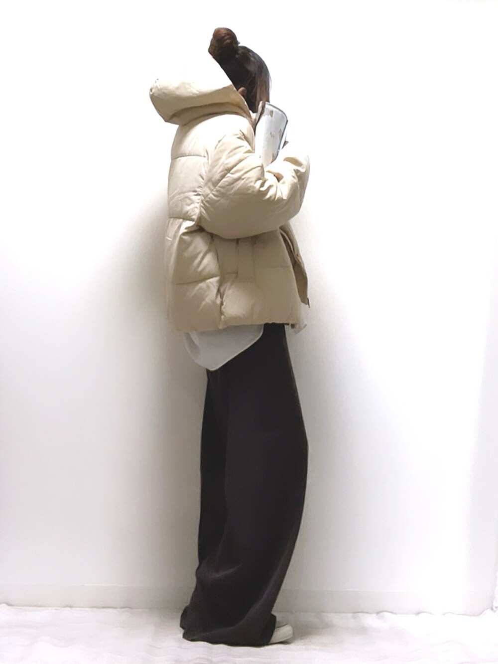 ホワイト系のダウンジャケット/コート、ブラウン系のカーディガン/ボレロ、ブラウン系のその他パンツを着用したレディースの冬コーディネートの3枚目の写真