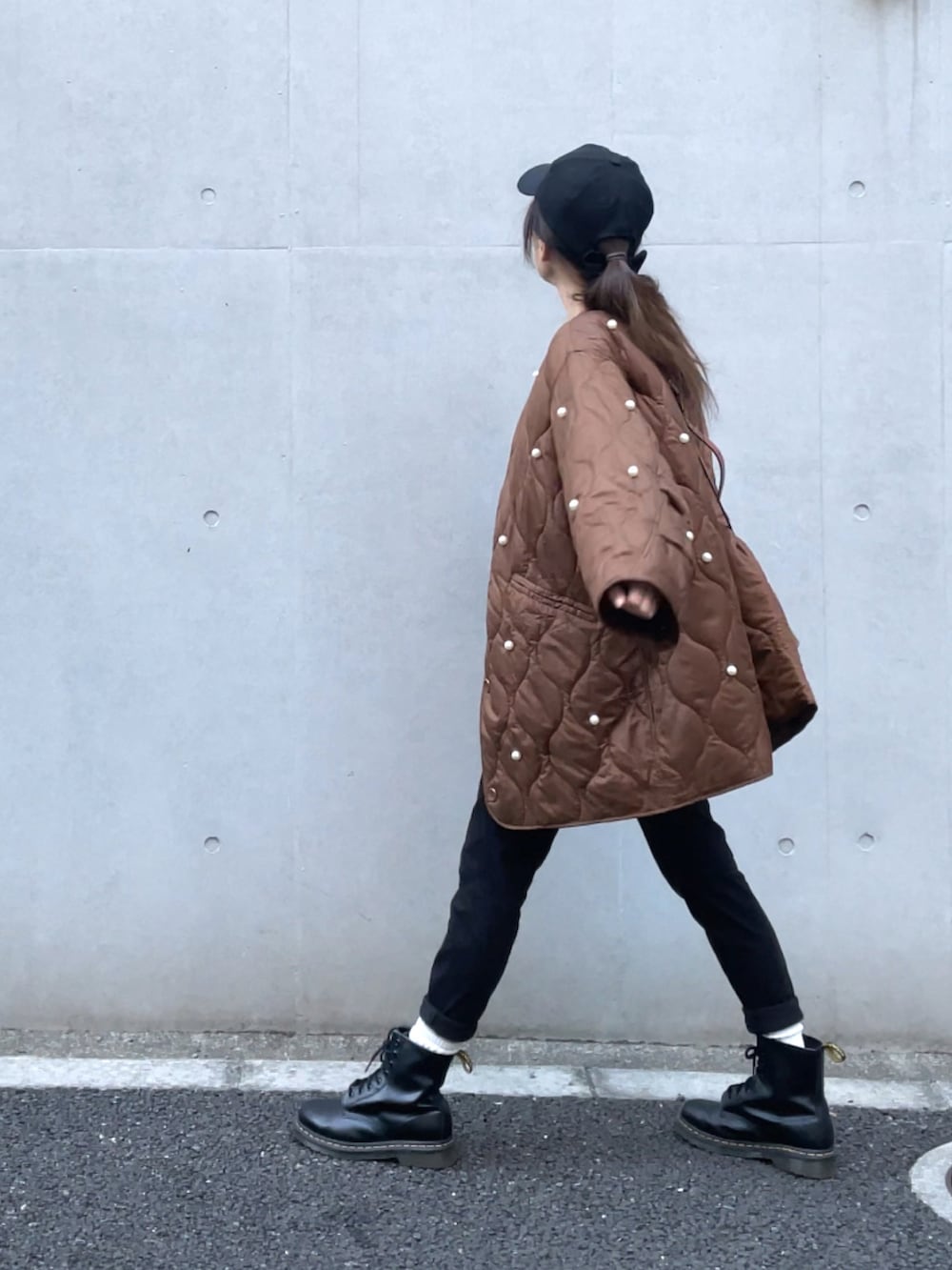 「GU、ファッションを楽しもう、instagram、PR、大人カジュアル、オーバーサイズ、キャメル、クリスマスに着たい服、冬コーデ、ゆるコーデ、キルティング、休日スタイル、新作、キルティングジャケット、ブラウン」｜「GUのスキニージーンズ（パンツ、ブラック系）」を使った、norimamiさん（レディース・160cm）の秋コーディネートの4枚目の写真