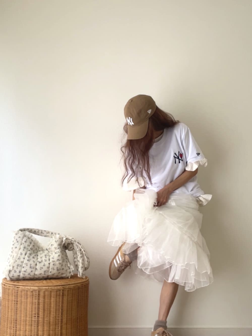 ホワイト系のTシャツ/カットソー、ベージュ系のキャップ、その他のラッピングキットを着用したレディースの夏コーディネートの2枚目の写真