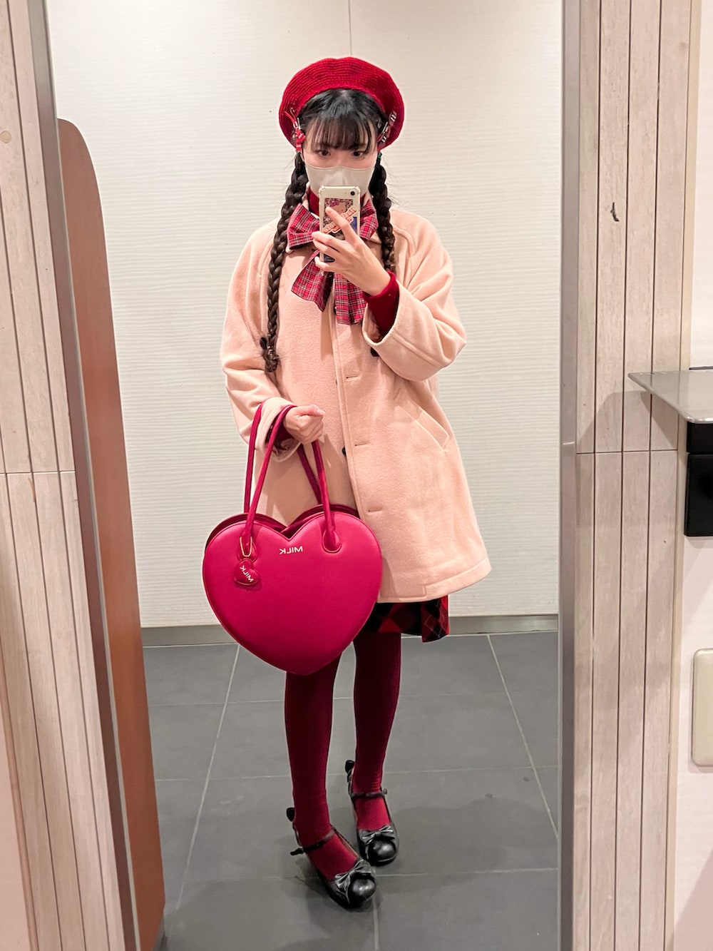 「冬コーデ、赤、参戦服、レトロ、古着MIX」｜「古着のアイテム（ワンピース、ブラウン系）」を使った、ララさん（レディース・157cm）の冬コーディネートの2枚目の写真