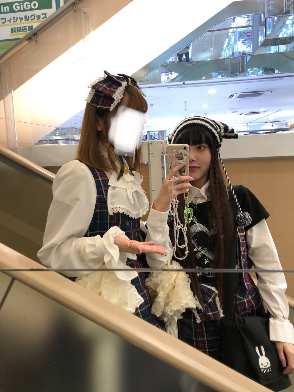 「y2k、ファッションを楽しもう、グリーン×ピンク、ロリータ」｜「ALICE and the PIRATESのアイテム（パンツ、グリーン系）」を使った、ララさん（レディース・157cm）の秋コーディネートの2枚目の写真