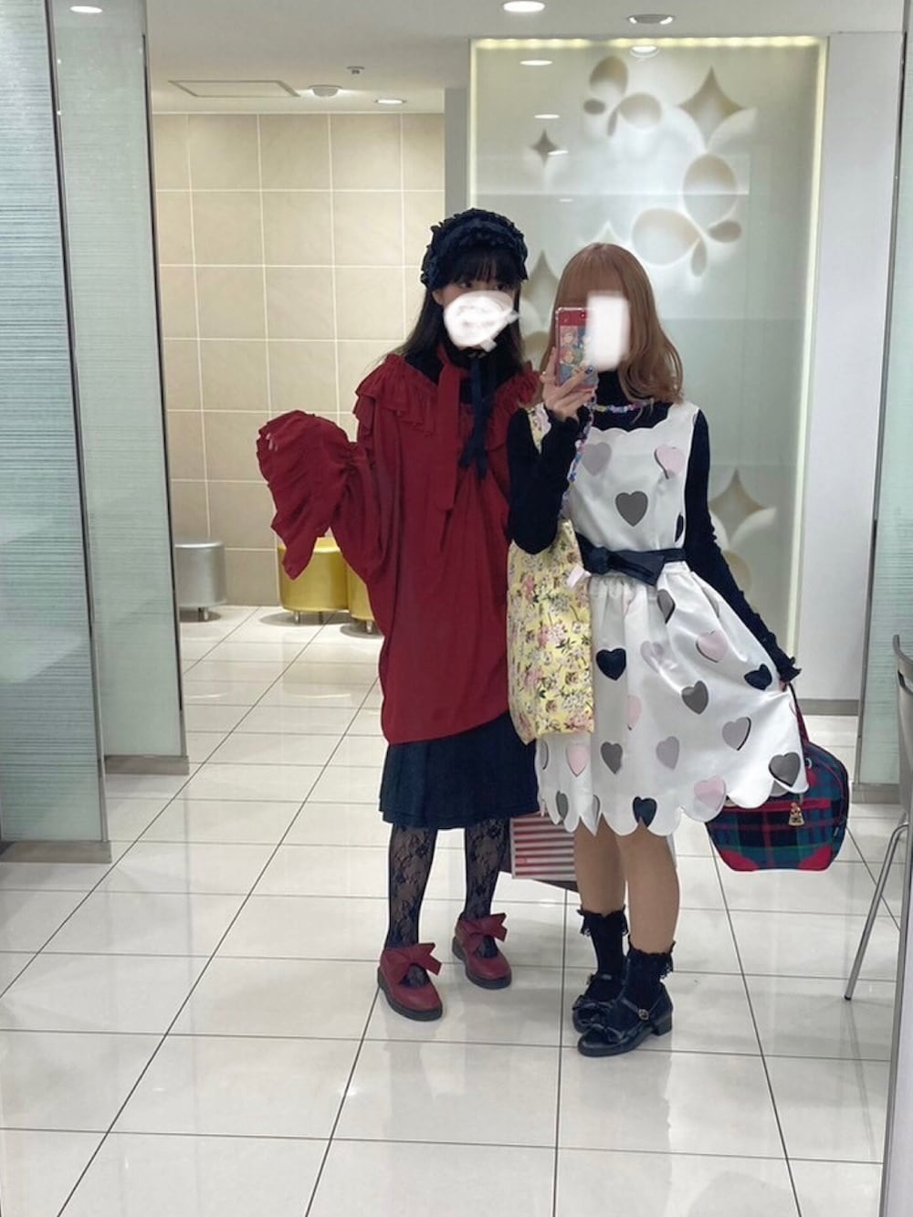 「赤黒」｜「otonaciumのアイテム（ワンピース、レッド系）」を使った、ララさん（レディース・157cm）の冬コーディネートの2枚目の写真