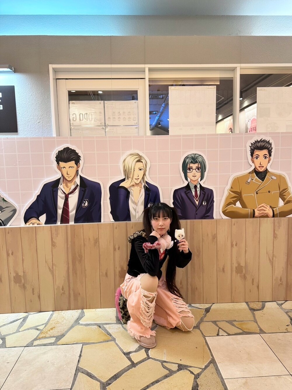 ブラック系のパーカー、ピンク系のスリッポン、ピンク系のTシャツ/カットソーを着用したレディースの冬コーディネートの2枚目の写真