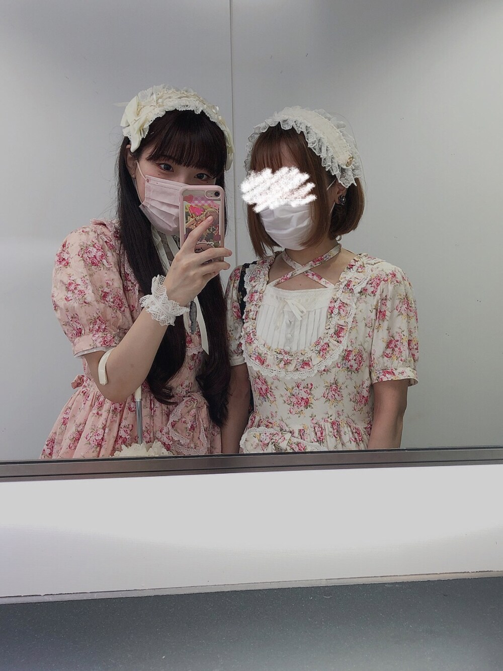 ピンク系のワンピースを着用したレディースの夏コーディネートの2枚目の写真