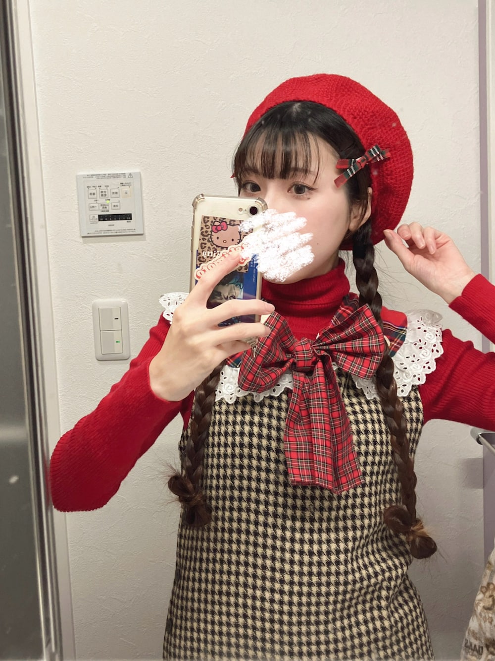 「冬コーデ、赤、参戦服、レトロ、古着MIX」｜「古着のアイテム（ワンピース、ブラウン系）」を使った、ララさん（レディース・157cm）の冬コーディネートの3枚目の写真