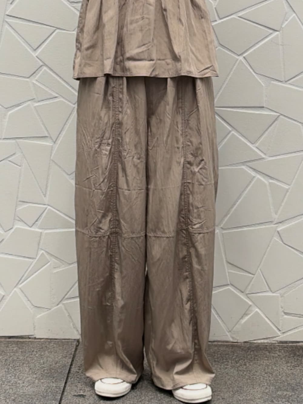 ベージュ系のその他パンツ、ベージュ系のキャミソールを着用したレディースの夏コーディネートの4枚目の写真