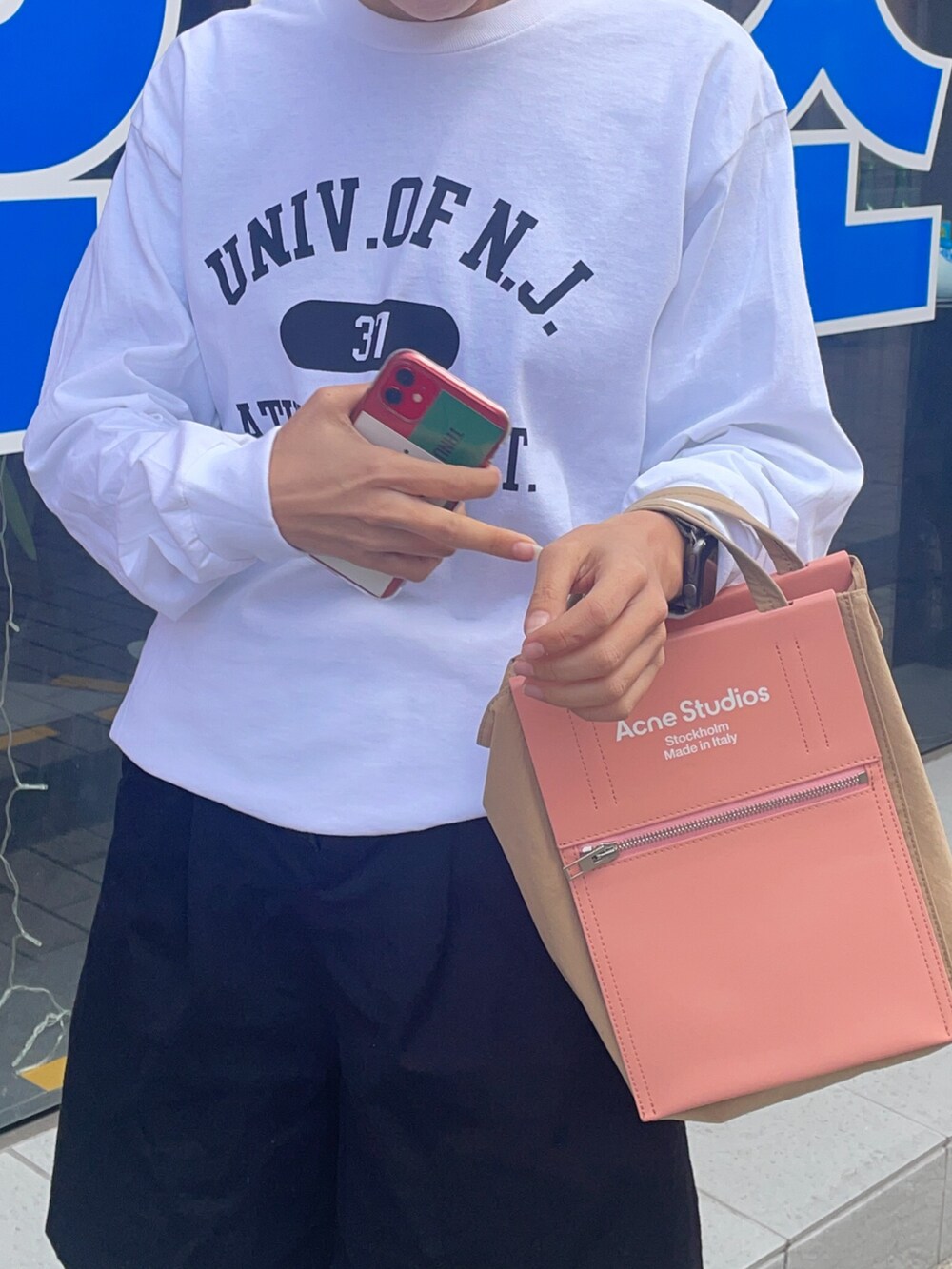 その他のバッグ、グレー系のスニーカー、ホワイト系のTシャツ/カットソーを着用したレディースの冬コーディネートの3枚目の写真