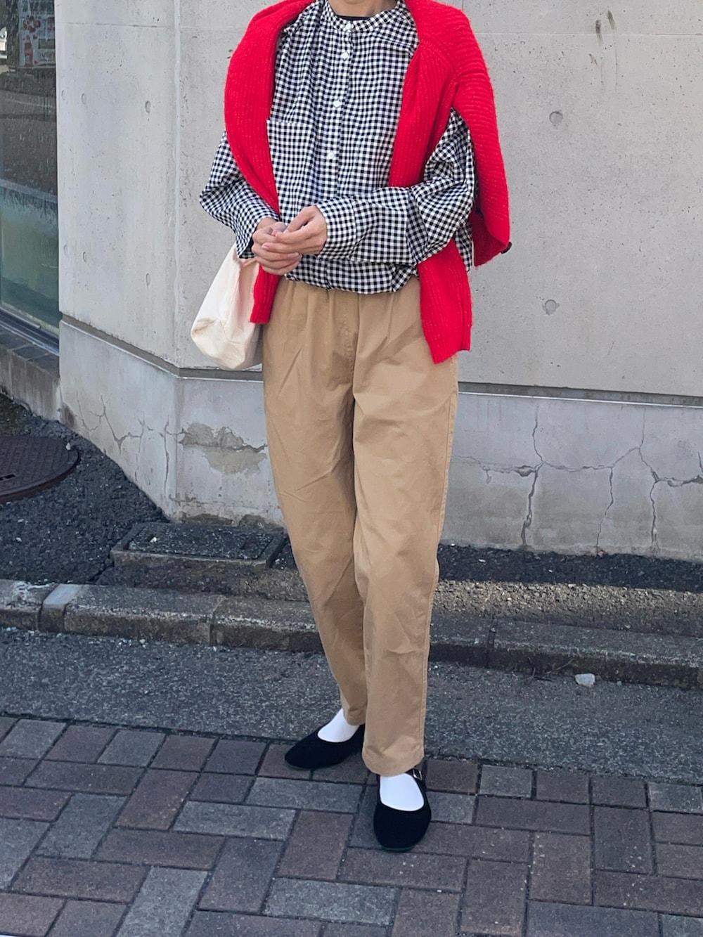 ホワイト系のショルダーバッグ、ブラック系のシャツ/ブラウスを着用したレディースの冬コーディネートの3枚目の写真