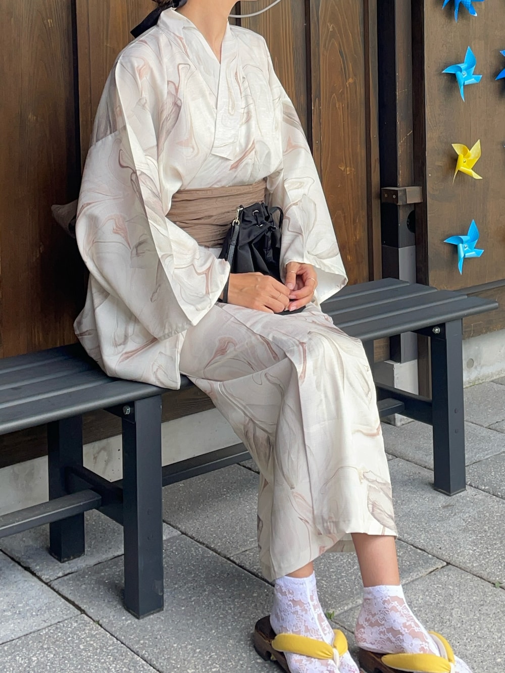 ベージュ系の浴衣を着用したレディースの夏コーディネートの4枚目の写真