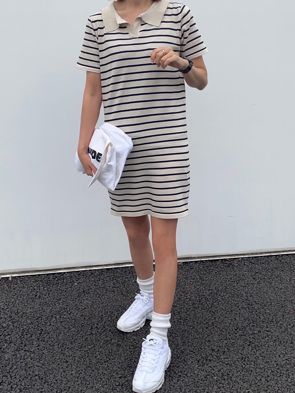 ホワイト系のワンピース/ドレス、ホワイト系のスニーカー、ゴールド系のリングを着用したレディースの夏コーディネートの3枚目の写真