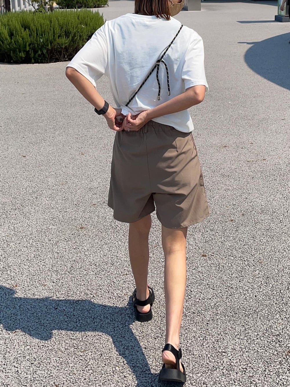 ブラック系のサンダル、ホワイト系のTシャツ/カットソー、シルバー系のリングを着用したレディースの夏コーディネートの3枚目の写真