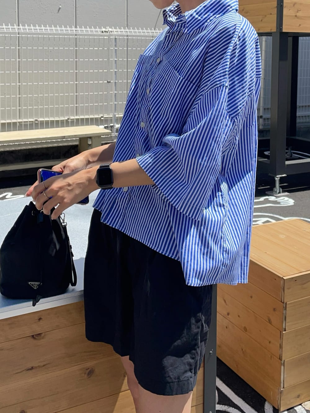 「シアートップス、シアーシャツ、ストライプ、ストライプシャツ、シャツスタイル、厚底シューズ、厚底サンダル、ショートパンツ、シンプルコーデ、オトナ女子、シアー、シャツコーデ、きれいめカジュアル、オトナカジュアル、ユニクロ」｜「PRADAのPrada Tessuto Bucket Bag（ショルダーバッグ、ブラック系）」を使った、りょんさん（レディース・165cm）の春コーディネートの2枚目の写真