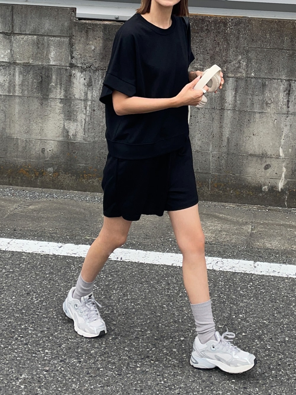 「セットアップ、セットアップスタイル、キャップ、キャップ女子、キャップコーデ、ニューエラ、ニューエラ キャップ、NEWERA、adidas、アディダス、ヘッドホン、ヘッドフォン、シンプルコーデ、ジルサンダー、JILSANDER」｜「JIL SANDERのFLAT SHOPPER LG（トートバッグ、ホワイト系）」を使った、りょんさん（レディース・165cm）の春コーディネートの3枚目の写真