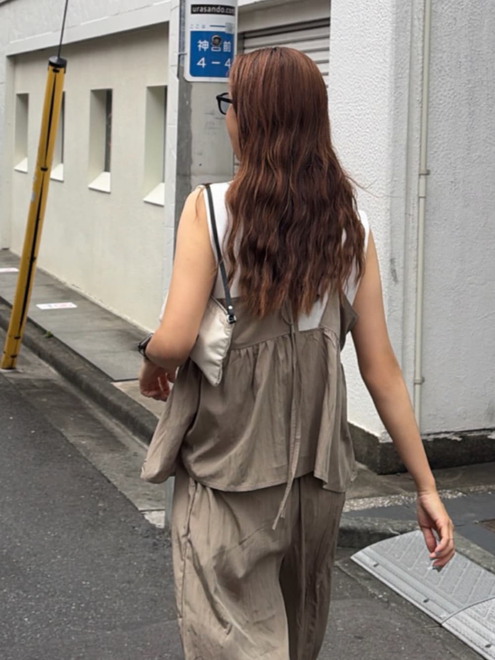 ベージュ系のその他パンツ、ベージュ系のキャミソールを着用したレディースの夏コーディネートの2枚目の写真