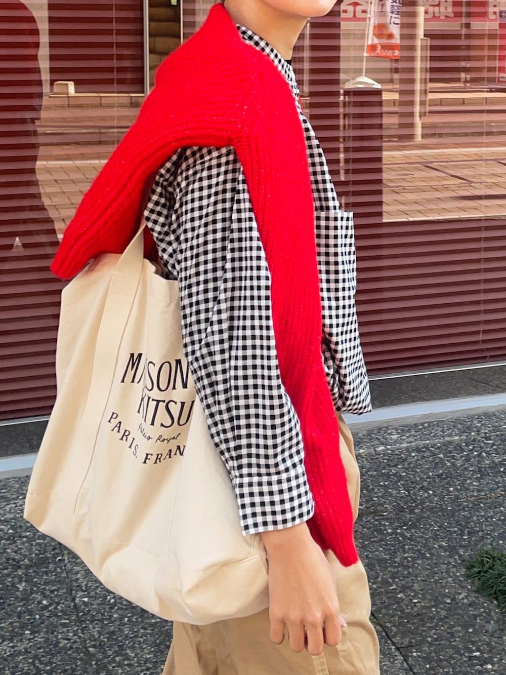 ホワイト系のショルダーバッグ、ブラック系のシャツ/ブラウスを着用したレディースの冬コーディネートの2枚目の写真