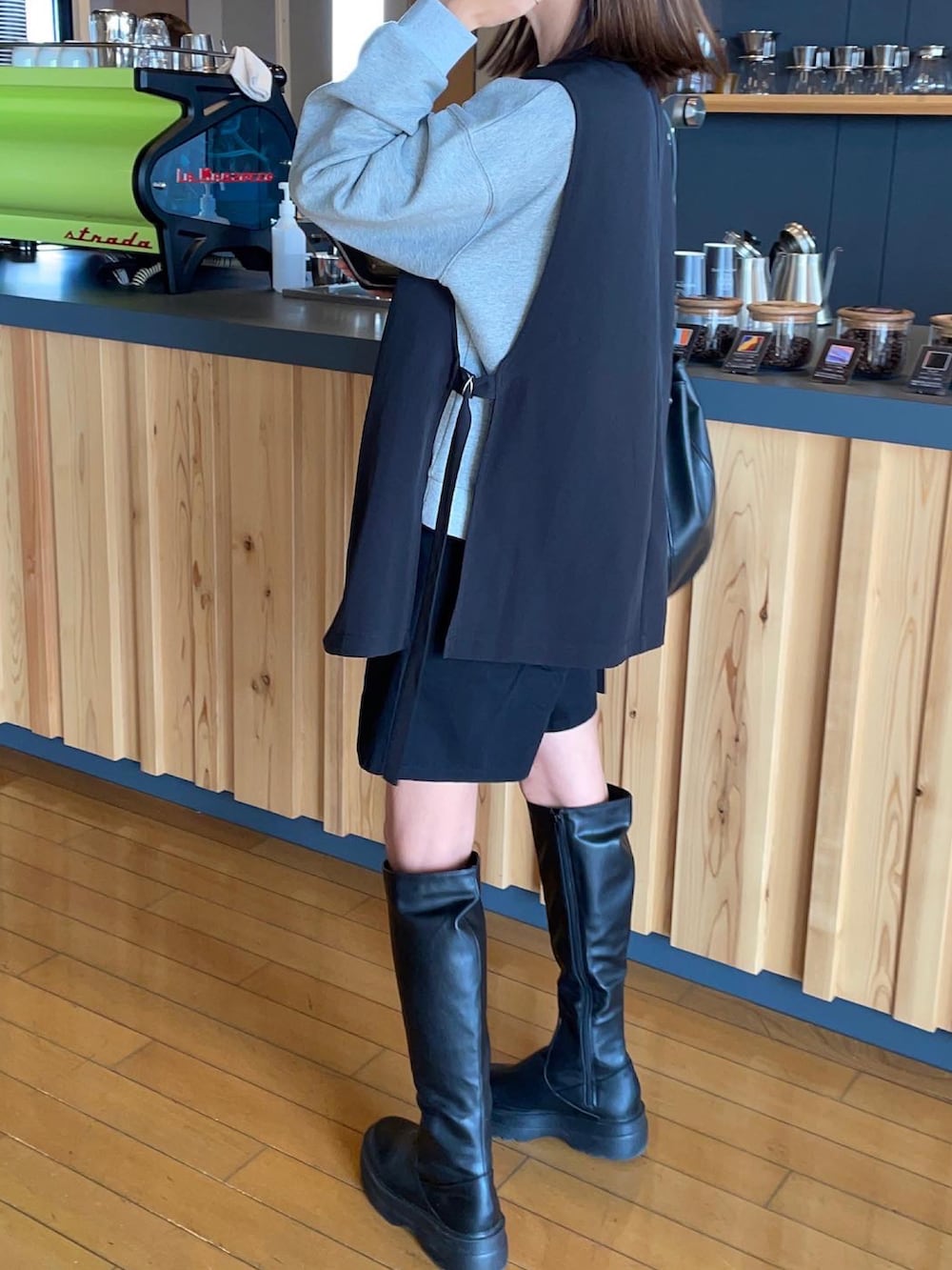 ブラック系のブーツ、ブラック系のその他パンツ、ブラック系のベストを着用したレディースの冬コーディネートの2枚目の写真