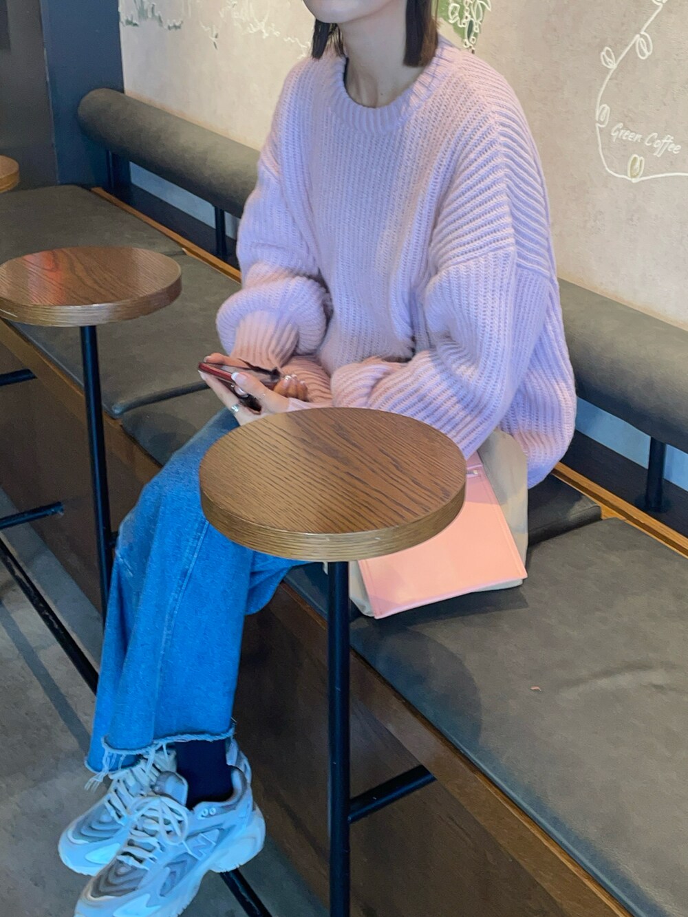 ピンク系のニット/セーター、その他のバッグ、ホワイト系のスニーカーを着用したレディースの冬コーディネートの2枚目の写真