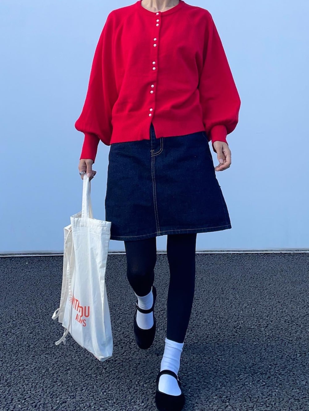 レッド系のカーディガン/ボレロを着用したレディースの秋コーディネートの3枚目の写真