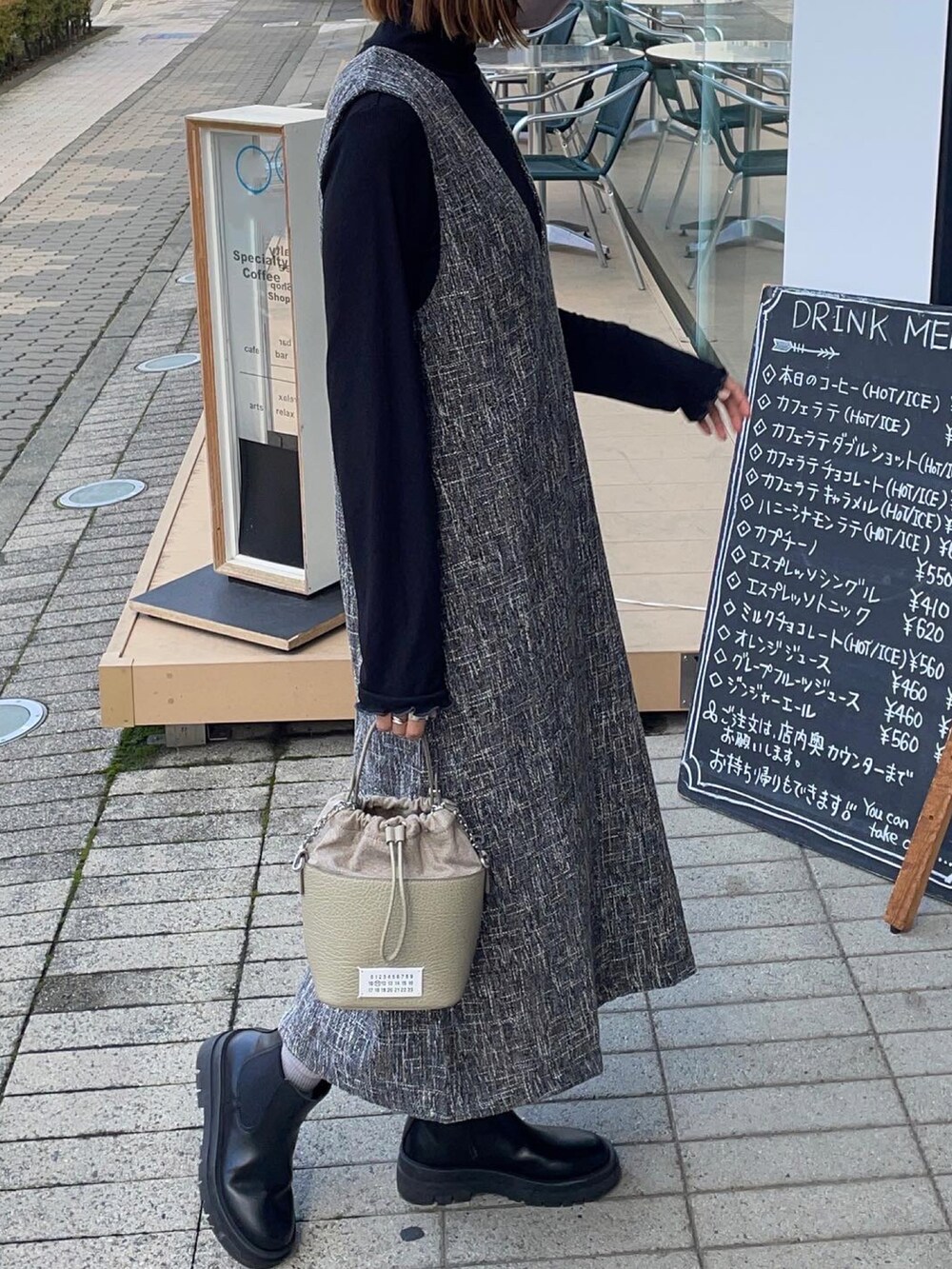 「ワンピース、サイドゴアブーツ、ショートブーツ、ブーツ、Maison Margiela、メゾンマルジェラ、マルジェラ、秋服、ツイード、きれいめカジュアル、秋冬コーデ、秋ルック紹介するよ、秋服コーデ、シンプルコーデ、厚底シューズ」｜「Maison Margielaの＜MAISON MARGIELA（メゾン マルジェラ）＞5AC バケット バッグ ■■■（ショルダーバッグ、ベージュ系）」を使った、りょんさん（レディース・165cm）の秋コーディネートの3枚目の写真