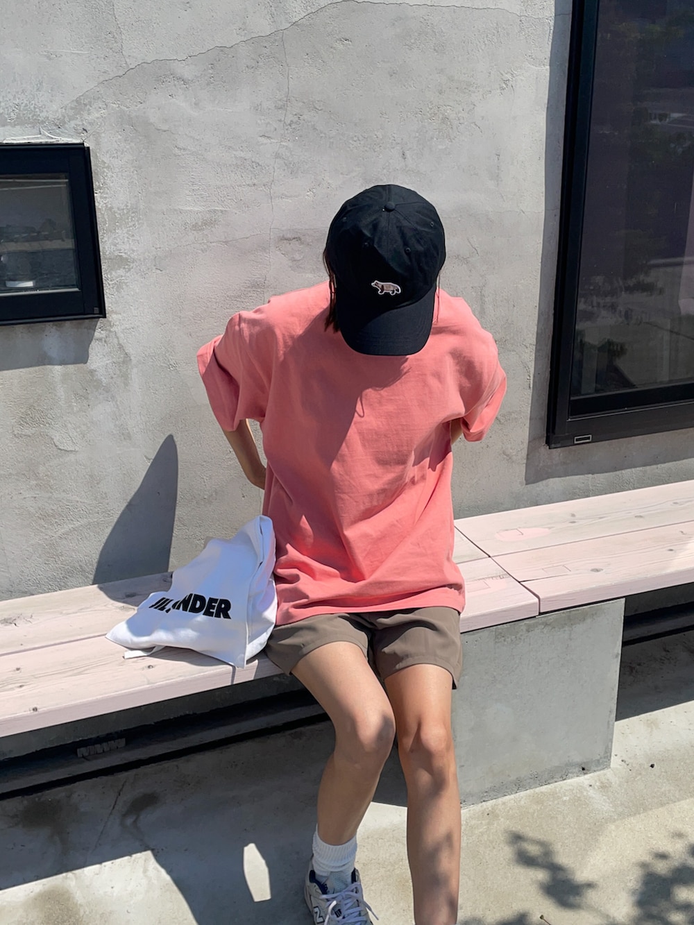 「ピンク、WEGO、WEGOコーデ、夏コーデ、オーバーサイズ、ビッグシルエット、Tシャツ、ヘッドホン、ヘッドフォン、夏だ！Tシャツ着よう！、ピンクコーデ、ショートパンツ、ニューバランス、New Balance、スニーカー」｜「CLEAのハイウエストタック入りハーフパンツ（その他パンツ、ベージュ系）」を使った、りょんさん（レディース・165cm）の夏コーディネートの3枚目の写真