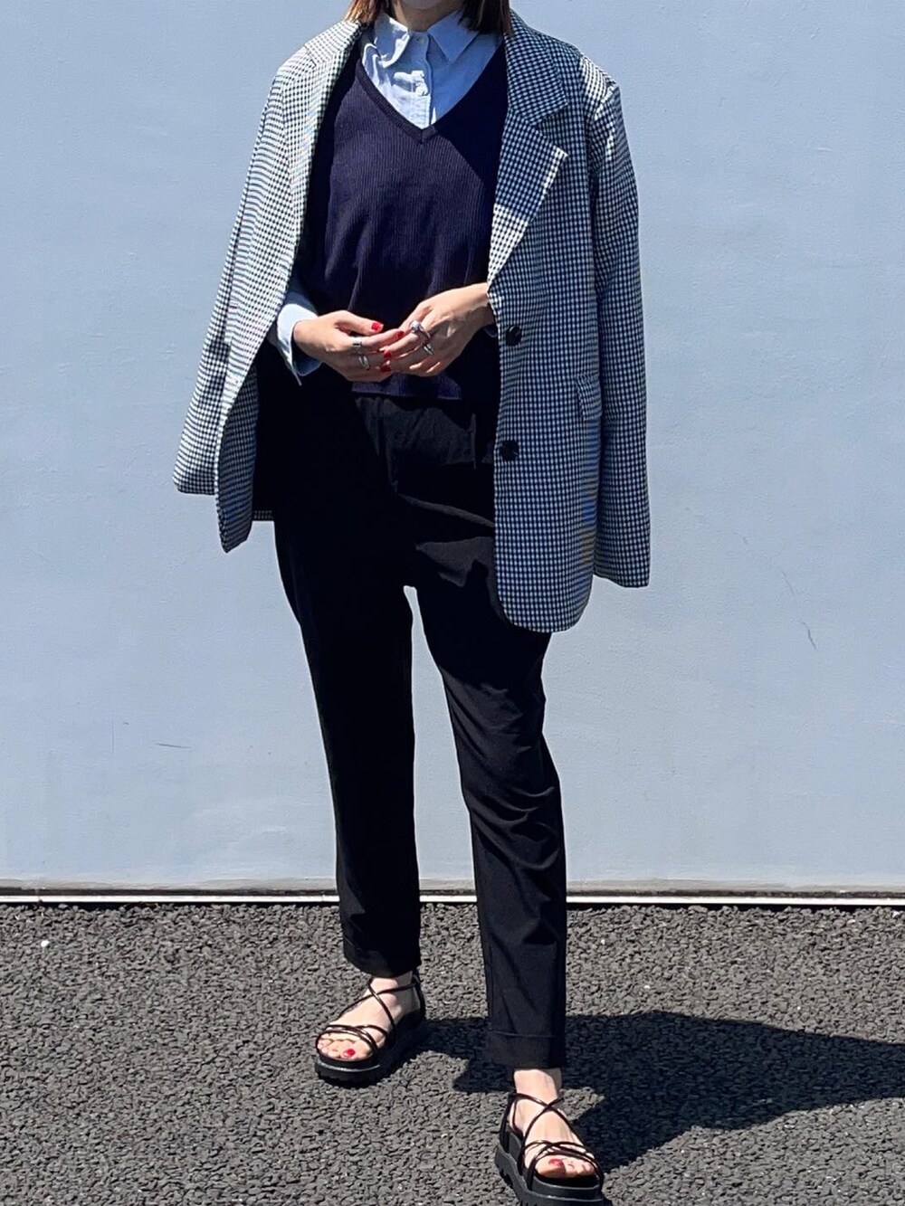 ブラック系のその他パンツ、ブラック系のサンダル、シルバー系のリングを着用したレディースの夏コーディネートの2枚目の写真